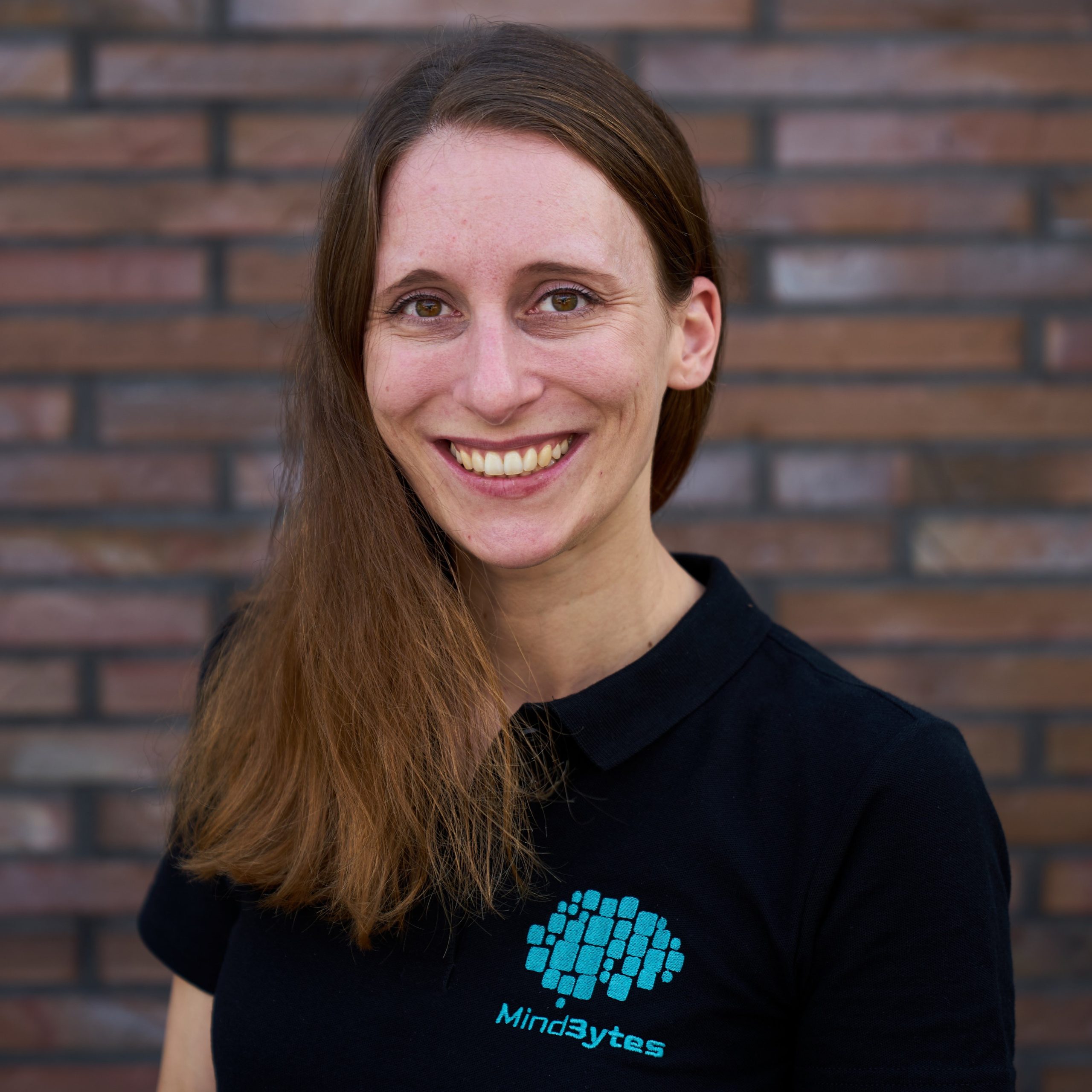 Nina von den MindBytes vor der Mauer